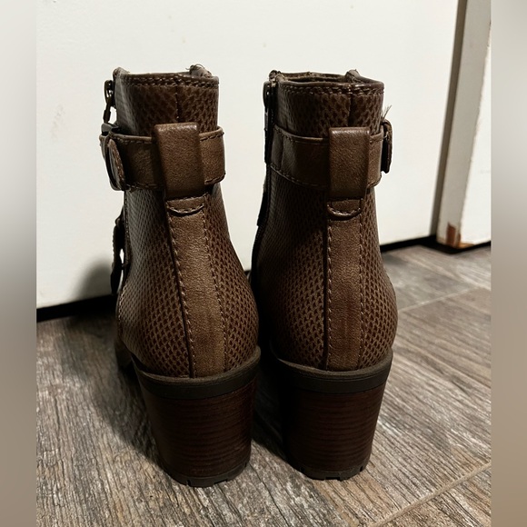 BareTraps Towanda Mushroom Booties with Buckle Detail. Size 8.5 - Picture 5 of 11